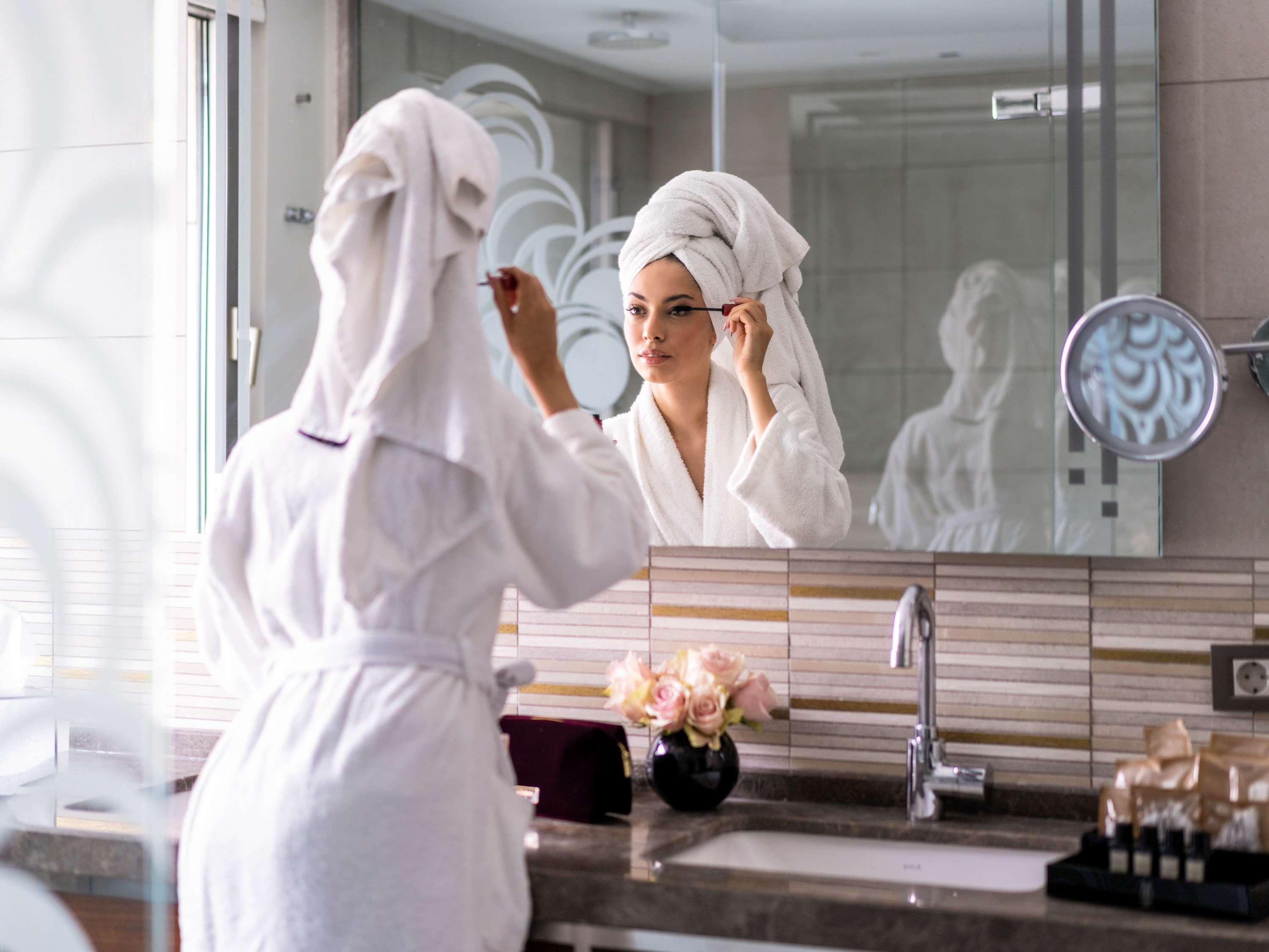 The Artisan Hotel Istanbul - Mgallery Collection Exterior foto A woman applying makeup