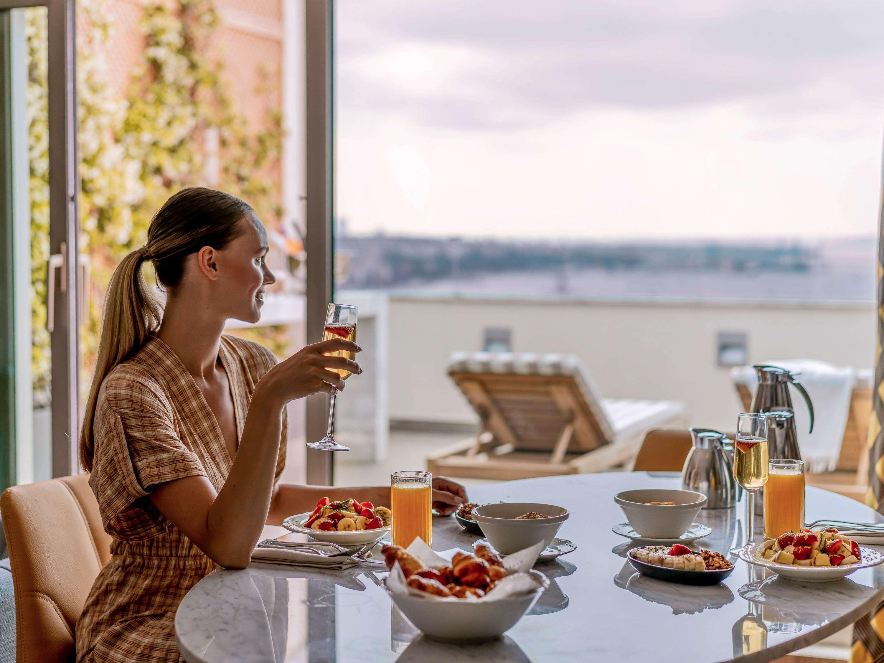 The Artisan Hotel Istanbul - Mgallery Collection Exterior foto A woman enjoying a meal