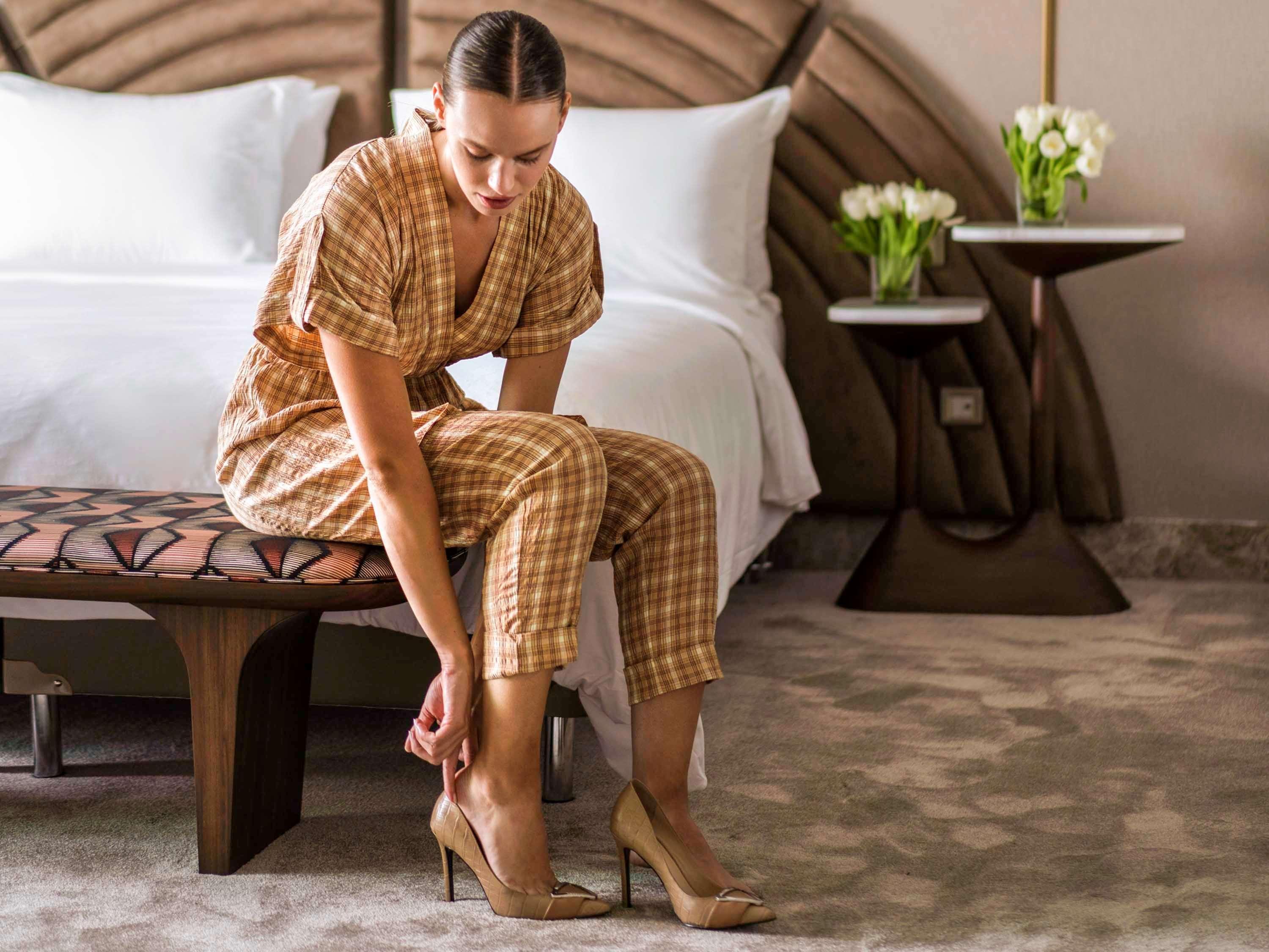 The Artisan Hotel Istanbul - Mgallery Collection Exterior foto A woman putting on shoes